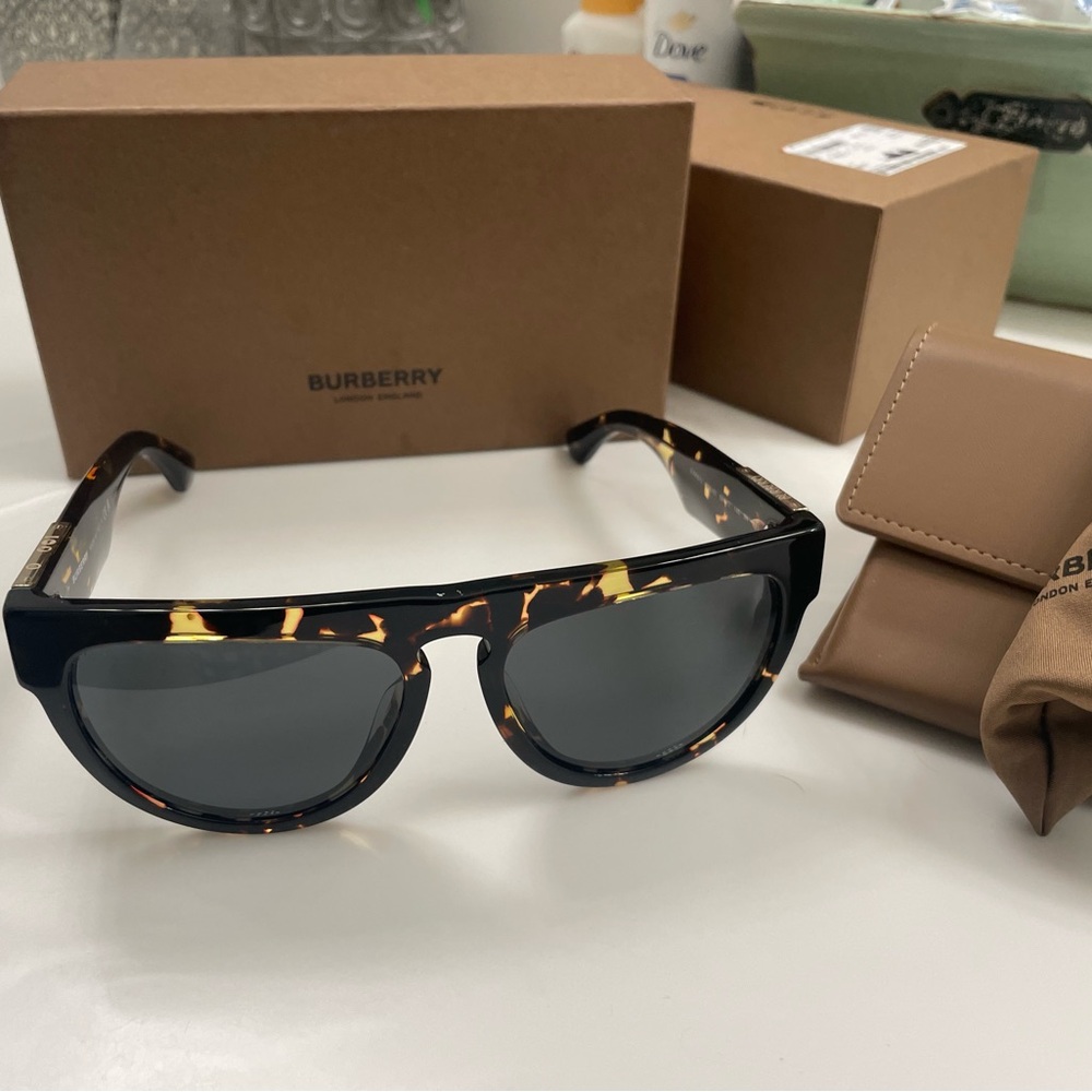 NWT Burberry Tortoiseshell Frame Sunglasses with Dark Gray Lenses